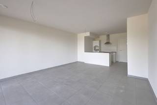 <p><span>Nieuwbouwappartement met twee slaapkamers in Lier</span></p><p><span> </span></p><p><span>In lier, gelegen op het Moederplein 12, bevindt zich dit nieuwbouwappartement met twee slaapkamers en staanplaats (inbegrepen in de prijs). Dankzij de goede locatie nabij de ring van Lier zijn zowel winkels, scholen en openbaar vervoer makkelijk bereikbaar. Het station van Lier is op slechts 10 minuten wandelen. Rust en bereikbaarheid komen hier samen. Dankzij het E peil 28, de ventilatie type D, de zonnepanelen en vloerverwarming is dit de ideale opportuniteit voor u. </span></p><p><span> </span></p><p><span>Indeling:</span></p><p><span>Eerste verdieping</span></p><p><span>- Slaapkamer 1</span></p><p><span>- Slaapkamer 2</span></p><p><span>- Badkamer</span></p><p><span>- Wc</span></p><p><span>- Woonkamer en keuken</span></p><p><span>- Terras</span></p><p><span> </span></p><p><span>Kelder</span></p><p><span>- Private berging (inbegrepen in de prijs)</span></p><p><span>- Gemeenschappelijke fietsenstalling</span></p><p><span>- Autostaanplaats (inbegrepen in de prijs)</span></p><p><span> </span></p><p><span>Troeven:</span></p><p><span>- Nieuwbouw</span></p><p><span>- Eerste bewoning</span></p><p><span>- Ruim Terras</span></p><p><span>- Energiezuinig</span></p><p><span>- Ventilatie type D</span></p><p><span> </span></p><p><span>Ben jij geïnteresseerd in dit appartement te huur in Lier, ben je op zoek naar ander vastgoed of wens je de waarde van jouw eigendom te kennen? Dan ben je bij BOLT immo aan het juiste adres! Wij helpen jou graag verder.</span><span> </span></p>