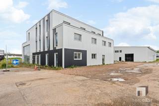 <p><span>Op een strategisch gelegen KMO-terrein van 14,09 are in Diest biedt Immo Diest een </span><span>nieuw</span><span> bureelgebouw aan.</span></p><p><span>De verkoop gebeurt onder het BTW-stelsel.</span></p><p><span> </span></p><p><span>Het gebouw ( kantoor en werkruimtes ) combineert een hedendaagse uitstraling met een efficiënte indeling en kwalitatieve basisafwerking. </span></p><p><span>De oppervlaktes zijn als volgt verdeeld:</span></p><p><span>Gelijkvloers: ca. 345 m²</span></p><p><span>1e verdieping: ca. 345 m²</span></p><p><span>2e verdieping: ca. 217,5 m²</span></p><p><span> </span></p><p><span>Er kan bovendien een conciergewoning/bedrijfswoning worden ingericht, uiteraard in functie van de geldende voorschriften en vergunningen.</span></p><p><span>De constructie bestaat uit een staalstructuur met sandwichpanelen (15 cm) als buitenschil.</span></p><p><span>Oplevering</span></p><p><span>-Het gebouw wordt opgeleverd casco winddicht ( daken, ramen en deuren )</span></p><p><span>-Alle vloertegels zijn reeds geplaatst alsook lift voorzien</span></p><p><span>- Solarinstallatie +/- 12.000 WP inbegrepen</span></p><p><span>-Daarnaast zijn de nutsleidingen voorzien (water en elektriciteit tot aan de meters). </span></p><p><span>-Ook de omgevingswerken zijn inbegrepen, met parkingaanleg, tuinaanleg en een wadi (infiltratie/hemelwaterbuffering) als duurzame wateroplossing.</span></p><p><span>-Er worden 12 parkeerplaatsen voorzien, met bijkomend potentieel voor 5 à 6 extra (onofficiële) plaatsen aan de straatzijde. </span></p><p><span>-Verdere afwerking is in overleg met de verkoper;</span></p><p><span> </span></p><p><span>Interesse? Contacteer Immo Diest 013 31 25 22 of info@immodiest.be</span></p><p><span>Of mail naar jan.vanonckelen@immodiest.be of bel 0498 52 64 52</span></p><p><span> </span></p><p><span> </span></p>