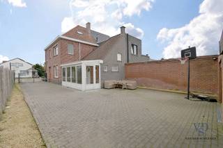 Deze woning biedt comfort en functionaliteit.<br />Via de voordeur komt u binnen in de inkomhal, die enerzijds toegang geeft tot de leefruimte en anderzijds tot de praktische kelder. Het gelijkvloers omvat verder een keuken, badkamer, apart toilet en veranda. <br /><br />Op de eerste verdieping bevinden zich een ruime slaapkamer met ingebouwde kast en een tweede kamer die kan dienen als slaapkamer, hobbykamer of bureau. De geïsoleerde zolder is bereikbaar via een zolderluik en geniet van natuurlijk licht.<br />Het dak zal nog door de verkopers worden gerenoveerd; deze werken stonden reeds gepland. Een bijzondere troef! <br /><br />De woning beschikt over een ruime garage/opslag met carport en voldoende parkeermogelijkheden op de oprit, toegankelijk via de geautomatiseerde poort. Achter de garage bevindt zich nog een groenzone.<br /><br />O.a.: <br />- Geen renovatieverplichting <br />- Conforme elektrische keuring.