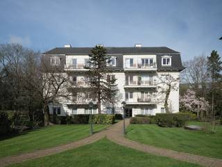 In de Putkapelstraat nabij Gent, op de eerste verdieping van Residentie Majestic, treffen we dit instapklaar appartement waar rust, groen en bereikbaarheid harmonieus samenkomen. Deze centrale ligging in Sint-Denijs-Westrem bevindt zich op een boogscheut van warenhuizen, winkels, hoger onderwijs en ziekenhuizen, terwijl de nabijheid van belangrijke invalswegen en openbaar vervoer een uitstekende bereikbaarheid garandeert richting Gent en daarbuiten.
Het appartement werd met veel zorg en oog voor detail gerenoveerd (2015) en straalt vandaag een warme sfeer uit, waarbij wooncomfort, karakter en kwaliteit elkaar perfect aanvullen.
Via de centrale inkomhal - voorzien van een vestiairekast - bereikt u de gezellige leef- en eetruimte. Deze werd voorzien van een charmante sierschouw en een karaktervolle parketvloer. Aansluitend treft u de uitgeruste keuken met bergruimte en terras, die uitkijkt op de mooi onderhouden siertuin. Met twee ruime slaapkamers én een tweede terras, is dit appartement niet alleen stijlvol maar ook bijzonder functioneel ingericht.
Ook op vlak van energie en praktisch comfort zit u hier goed: het appartement beschikt over een gunstig EPC-label (B) en tevens is er een handige kelderruimte voorzien.
De residentie biedt ook een ondergrondse, privatieve garagebox die kan worden aangekocht (35.000 euro). Verder is er een gemeenschappelijke fietsenberging en ruimte voor het afval.
Dit instapklare appartement is een ideale keuze voor wie op zoek is naar een woonst met stijl, rust en een vlotte verbinding in een groene en aangename omgeving.
(beschikbaar vanaf midden september 2026)