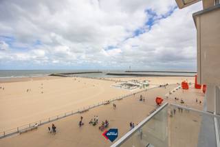Droomt u van wonen aan zee met een adembenemend panoramisch uitzicht? Dan is dit appartement op de vierde verdieping van Residentie Osborne precies wat u zoekt. het appartement is gelegen in het bruisende centrum van Oostende, hier geniet u dagelijks van een uniek, frontaal zicht op zee en op wandelafstand van winkels, restaurants, openbaar vervoer en alle stadsvoorzieningen. Verder beschikt het appartement over een volledig uitgeruste keuken, twee volwaardige slaapkamers, een verzorgde badkamer, kelder, en gemeenschappelijke fietsenberging. Bent u op zoek naar een appartement op een absolute toplocatie met een uitzonderlijk uitzicht? Neem dan vandaag nog contact met ons op voor een bezoek.