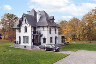 Century21ImmoNero stelt voor, schitterend gerenoveerd landhuis met conciergerie op een omheind terrein van 8.723 m² op wandelafstand van...