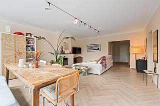 <p>Ruim appartement in een rustige toplocatie op Linkeroever, op Beatrijslaan 8, op wandelafstand van groen en voorzieningen.</p>
<p> </p>
<p>Dit gesloten appartement biedt drie volwaardige slaapkamers, overvloedige natuurlijke lichtinval en twee zonnige terrassen waar u op elk moment van de dag buiten kunt genieten. Gelegen in een sociale en groene omgeving, combineert deze woning comfort met een aangename woonbeleving.</p>
<p> </p>
<p>Belangrijkste ruimtes:<br />• Gezellige woonkamer met open haard en grote ramen voor veel lichtinval.<br />• Functionele keuken met dampkap, spoeltafel, elektrische kookplaat en oven.<br />• Drie volwaardige slaapkamers, ideaal voor gezin of thuiswerk.<br />• Badkamer met douche, ligbad, toilet, wastafel en aansluiting voor droogkast.<br />• Twee terrassen, perfect voor ochtend- en avondzon.<br />• Berging voor extra opslagruimte.</p>
<p> </p>
<p>Troeven:<br />• 3 volwaardige slaapkamers op een rustige toplocatie op Linkeroever.<br />• Overvloedige natuurlijke lichtinval zorgt voor een ruim en aangenaam woongevoel.<br />• 2 zonnige terrassen om op elk moment van de dag buiten te genieten.</p>
<p> </p>
<p>Neem vandaag nog contact op met je ERA-makelaar voor een bezoek.</p>
<p> </p>
<p>JOUW DROOMAPPARTEMENT. ZO GEVONDEN!</p>