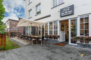 <p><span>Verhuurd handelsgelijkvloers (100 m²) in Wilrijk.</span></p><p><span>Dankzij de centrale ligging nabij het dorpscentrum geniet deze handelszaak van een uitstekende bereikbaarheid. Zowel met de wagen als met het openbaar vervoer is de locatie vlot bereikbaar, mede door de nabijheid van de snelweg, omliggende verbindingswegen en verschillende velo-stations. Een ideale commerciële ligging met een sterke visibiliteit en passage.</span></p><p><span>Het handelsgelijkvloers maakt deel uit van een recent gebouw uit 2023 met slechts twee verdiepingen. Hierdoor voldoet het pand volledig aan de huidige normen en zijn er de komende jaren geen grote werken te verwachten. Het dak is geïsoleerd en uitgerust met zonnepanelen, de elektriciteit is conform en de PVC-ramen beschikken over dubbele hoogrendementsbeglazing.</span></p><p><span>Momenteel is het pand verhuurd aan €2.500/maand en ingericht als restaurant.</span></p><p><span>Met een bruikbare oppervlakte van circa 100 m² omvat het handelspand een restaurantgedeelte, aparte, ruime keuken en praktische opslagruimte. Zowel aan de voor- als achterzijde is er bovendien terrasruimte aanwezig.</span></p><p><span>Ben je op zoek naar een recente commerciële eigendom op een centrale locatie? Mis deze kans niet! Bruikbare vloeropp. 100 m² – ref.: bruto vloeropp. EPC-certificaat. Voor meer info of een gratis schatting surf naar </span><span><span>www.hansimmo.be</span></span></p><p><span> </span></p>