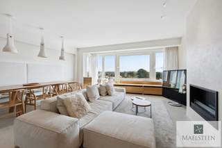 <p>Luxueux appartement, prêt à emménager et meublé avec beaucoup de goût, situé au 5e étage de la Kustlaan à Knokke-Heist. Situé au cœur des boutiques de luxe et à proximité de la place Albert et des plages, ce charmant appartement bénéficie d'une vue magnifique sur les villas typiques du Zoute. L'appartement est proposé à la vente avec le mobilier élégant et de qualité, inclus dans le prix.<br /><br />Composition : Hall d'entrée. Spacieux et très lumineux séjour composé d'un salon et d'un coin repas, attenant à une cuisine haut de gamme (Bulthaup). Palier avec toilettes séparées, salle de bains et débarras. Trois chambres, dont la suite parentale avec salle de douche attenante. Deux garages se trouvent à proximité du Minigolf (90 000 € chacun).<br /><br />Appartement de vacances idéal dans un emplacement privilégié au cœur du Zoute.<br /><br />Pour toute question ou pour prendre rendez-vous, n'hésitez pas à nous contacter (7j/7) : 0478 93 72 00 ou maxime@maelsteen.be</p>