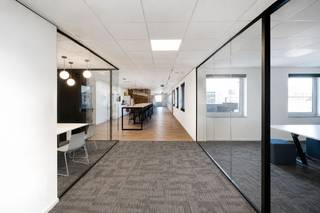 This <strong>790 m²</strong> office space, located on the 2nd floor, offers a professional and pleasant working environment for companies looking to combine comfort, prestige and functionality.<br /><br />The office space features modern glass partitions, creating an open and bright atmosphere. It also includes separate office areas and several meeting rooms, ideal for focused individual work as well as meetings and collaboration. The kitchenette with a pleasant dining area provides employees with a comfortable space for lunch, breaks or informal gatherings. LED lighting further contributes to an energy-efficient and pleasant working environment.<br /><br />The office comes with 20 parking spaces, including 10 indoor and 10 outdoor spaces, providing ample parking for employees and visitors.<br /><br />Available from <strong>1 February 2027</strong>.<br /><br />For further information, floor plans or to arrange a viewing, please contact <strong>PANORAMA B2B </strong>on <strong>0477 09 00 09</strong>.