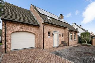 Charmante woning in landelijke stijl op een perceel van 820m², gelegen in de groene omgeving van de BPA recreatief wonen waar permanent wonen...