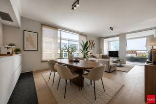 <strong>Stijlvol wonen aan het water – Kattendijkdok Westkaai 51 bus 3.4, Antwerpen</strong><br /><br />Welkom in dit prachtige appartement op een absolute toplocatie aan het bruisende Eilandje. Hier geniet u dagelijks van een uniek uitzicht op het Kattendijkdok, gecombineerd met de levendigheid van de stad, een uitstekende bereikbaarheid en een uitzonderlijke woonkwaliteit.<br /><br />Het gebouw werd ontworpen door de gerenommeerde Zwitserse architect Roger Diener en staat bekend om zijn tijdloze, minimalistische architectuur en hoogwaardige afwerking.<br /><br />Met een bewoonbare oppervlakte van ca. 103 m² biedt dit appartement een perfecte balans tussen ruimte, comfort en elegantie. De ruime leefruimte wordt gekenmerkt door grote raampartijen die zorgen voor een overvloed aan natuurlijk licht en een aangename connectie met de omgeving. Vanuit de leefruimte heeft u toegang tot het westgericht terras, waar u in alle rust kunt genieten van de middag- en avondzon. Het uitzicht combineert het beste van twee werelden: een zicht op het water enerzijds en een levendig stadszicht anderzijds.<br /><br />De open designkeuken is afgewerkt met kwaliteitsmaterialen en uitgerust met hoogwaardige Miele-toestellen, wat garant staat voor optimaal kookcomfort. De leefruimte werd bovendien voorzien van externe zonnewering, waardoor het appartement ook tijdens warme zomerdagen aangenaam blijft.<br /><br />Doorheen vrijwel het volledige appartement werd een kwalitatieve parketvloer doorgetrokken, wat zorgt voor een warme, stijlvolle en uniforme uitstraling. Enkel in de badkamer en het toilet werd gekozen voor een onderhoudsvriendelijke tegelvloer.<br /><br />Het appartement beschikt over twee ruime slaapkamers, een comfortabele badkamer, twee afzonderlijke toiletten en een praktische berging. Dankzij de doordachte indeling is dit appartement uitermate geschikt als gezinswoning, stijlvolle stadswoning of kwalitatieve investering.<br /><br /><strong>Extra troeven:</strong><br /><br />Westgericht terras<br />Zicht op zowel het water als de stad<br />Volledig doorgetrokken parketvloer<br />Hoogwaardige Miele-keukentoestellen<br />Externe zonnewering aan de leefruimte<br />Twee ruime slaapkamers<br />Topligging op het Eilandje<br />Nabij restaurants, musea, winkels en openbaar vervoer<br />Kelderberging en gemeenschappelijke fietsenberging<br />Energiezuinig en voorzien van hedendaags wooncomfort<br /><br />Ondergrondse parkeerplaats optitioneel aan te kopen voor €40.000.<br /><br />Een uitzonderlijk appartement op een van de meest gegeerde locaties van Antwerpen, waar architectuur, comfort en ligging naadloos samenkomen.<br /><br />Voor meer informatie of een bezoek ter plaatse kan u contact opnemen met Xander via 0497 18 10 84 of xander@reds.be.