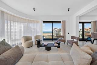 Wonen op het allerhoogste niveau krijgt een nieuwe betekenis in dit luxueuze appartement te koop in de iconische Heldentoren te Knokke-Heist. Met een royale bewoonbare oppervlakte van 215m² ervaart u een ongeëvenaarde grandeur, versterkt door het rustgevende en verfijnde interieurconcept van het gerenommeerde bureau Grain Design. Gelegen aan het bruisende Heldenplein in Knokke-Heist bevindt dit exclusieve vastgoed aan de Belgische kust zich op een steenworp van het strand. De directe omgeving combineert een vlotte bereikbaarheid via de A11 met ontspanning in het nabijgelegen Directeur-Generaal Willemspark en het strand. De aanstaande heraanleg van het Heldenplein vormt de absolute kers op de taart voor deze locatie.<br /><br />Het kloppend hart van het appartement is de zonovergoten leefruimte, waar immense raampartijen een adembenemend en frontaal zeezicht omlijsten. De elegante eiken parketvloer vloeit harmonieus samen met de zachte beige tinten van het maatwerk, terwijl subtiele indirecte LED-strips en strakke zwarte opbouwspots 's avonds een warme sfeer creëren. Vanuit de leefruimte stapt u zo het riante terras op, afgewerkt met een glazen balustrade voor een ononderbroken zicht op de horizon. Naadloos hierop aansluitend bevindt zich de open designkeuken van Diapal. Dit culinaire meesterwerk is voorzien van een verlicht kookeiland, hoogwaardige Miele inbouwapparatuur, een verhoogde vaatwasser, een Quooker-kraan en een strak afgewerkte zwarte mengkraan met dubbele spoelbak.<br /><br />Het appartement biedt vier volwaardige slaapkamers, elk uitgerust met een karaktervolle parketvloer, op maat gemaakte inbouwkasten en een een ensuite badkamer die met de grootste precisie is afgewerkt. De riante master bedroom vormt een privé-oase binnen het appartement, compleet met een stijlvol geïntegreerde bureauruimte en een panoramisch frontaal zicht op de Noordzee.<br /><br />Naast esthetische perfectie blinkt dit energiezuinige BEN-appartement met zeezicht uit in duurzaamheid. De geavanceerde verwarming via een warmtepomp garandeert een toekomstbestendig leefklimaat, een officieel BEN-label en een minimaal energieverbruik. Het geheel wordt praktisch compleet gemaakt door twee private bergingen en de mogelijkheid tot de aankoop van een of meerdere parkeerplaatsen in het gebouw.<br /><br />Aankoop onder registratierechten mogelijk. <br /><br />Wenst u meer informatie of een bezoek? Contacteer onze vastgoedexpert Arne Vandierendonck via 0493 25 35 85 of arne.vandierendonck@dewaele.com<br /><br />Bestuursmaatregelen in het maatregelenregister: nee