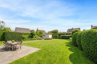 <p>Gelegen in een residentiële verkaveling in Lovendegem, biedt deze prachtige woning een harmonieuze balans tussen ruimte en comfort. Met een royale bewoonbare oppervlakte van 190 m² en een perceeloppervlakte van 761 m², leent deze woning zich perfect voor gezinnen die op zoek zijn naar een gezellig thuis. De indeling omvat een lichtrijke woonkamer en een ruime ingerichte keuken, samen met drie comfortabele slaapkamers voorzien van maatkasten en een moderne badkamer douche, ligbad toilet en badkamermeubel.</p>
<p>De woning, is gebouwd in 2006, straalt een tijdloze uitstraling uit en is voorzien van hedendaagse voorzieningen die het dagelijks leven vergemakkelijken. Een garage biedt praktische parkeermogelijkheden en extra opbergruimte. Buiten geniet u van een ruime aangelegde tuin om te genieten van mooie momenten met familie en vrienden. Deze woning combineert modern wooncomfort met de rust van de omgeving.<br /><br />Wenst u deze woning te bezoeken, boek uw afspraak via de online agenda op maandag 26/10/2026 van 15h tot 18h of maak een afspraak via 09 395 05 40.</p>