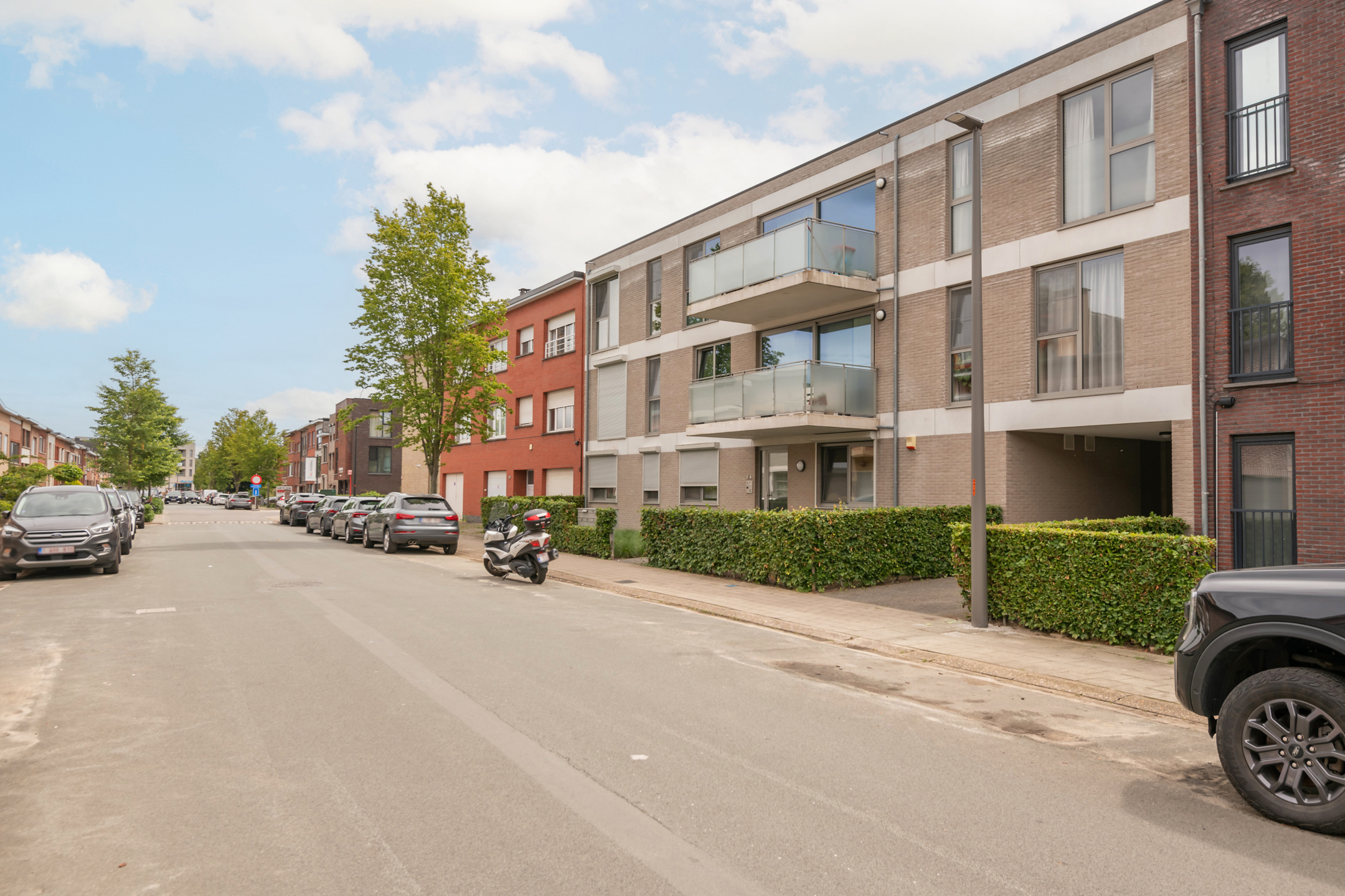 Verzorgd & recent 2 slaapkamer appartement met terras en autostaanplaats. - foto 4