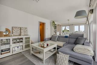 Het instapklare appartement omvat een inkomhal, een ruime en lichtrijke leefruimte en een aansluitende, volledig uitgeruste keuken met keramische kookplaat, dampkap, dubbele spoelbak, koelkast, diepvriezer en vaatwasser. Verder zijn er twee volwaardige slaapkamers, een badkamer met lavabo en ligbad (met mogelijkheid tot douche), een apart toilet, een praktische berging en een privatieve kelderberging.<br /><br />Extra troeven:<br /><br />- Vernieuwde lift (2025)<br />- PVC-ramen met dubbele beglazing<br />- Conforme elektriciteit met dag- en nachttarief<br />- Aansluitingen voor internet en televisie (Proximus is voorzien; Telenet zou mogelijk moeten zijn) <br />- Nieuwe gascondensatieketel (november 2024) - centrale verwarming via radiatoren <br />- Waterverzachter<br />- Energiezuinig met EPC-label B<br /><br />Inbegrepen in de prijs:<br /><br />- Mede-eigendom van een perceel bouwgrond (momenteel zonder bouwplannen)<br />- Aandeel in het reservefonds<br />- Gordijnen en lichtarmaturen<br />- Ingebouwde kleerkast in de slaapkamer<br /><br />Optioneel bij aan te kopen:<br /><br />- Overdekte autostaanplaats in gemeenschappelijke garage met automatische poort: €33.000 (ook te huur)<br />- Ruime afgesloten garagebox voor 2 wagens (± 30 m²) met automatische poort: €78.000 (ook te huur)<br /><br /><br />Ook ideaal als investering: wat zorgt voor een mooi rendement (huurprijs appartement ca. 1.250 euro)<br /><br />De algemene voorwaarden van Dewaele DIY kunt u steeds raadplegen via dewaele.com.<br /><br />Bestuursmaatregelen in het maatregelenregister: nee