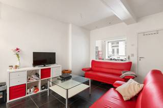 Deze instapklare woning (EPC label C) is gelegen vlakbij de K in Kortrijk.<br /><br />De indeling op de gelijkvloerse verdieping is als volgt: inkomhal met bergruimte, lichtrijke woonkamer met extra berging, geïnstalleerde keuken, badkamer (met lavabo, toilet én douche).<br />Op de eerste verdieping is er een 2e toilet, slaapkamer en bureau aanwezig.<br />De tweede verdieping is te bereiken met een vaste trap die de tweede slaapkamer en 3e toilet omvat.<br /><br />VIDEO:   https://fb.watch/qPOK3q__dI/<br /><br />PLUSPUNTEN:<br />- CENTRUM KORTRIJK<br />- EPC label C<br />- CONFORME ELEKTRICITEIT<br />- INSTAPKLAAR<br /><br />Meer info of een bezoek? Bel Alina op het nummer 0470856308.