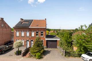 <p>Te renoveren woning op ruim perceel van meer dan 10 are, gelegen op de grens met Leuven.<br /><br />Ontdek dit renovatieproject met tal van mogelijkheden! Deze woning bevindt zich op een perceel van meer dan 10 are en geniet van een uitstekende ligging <strong>pal op de grens met Leuven</strong>.<br /><br />Er is reeds een vergunning verleend voor het verbouwen van de bestaande woning, waarbij een gedeeltelijke afbraak en een nieuwe aanbouw voorzien zijn. Het goedgekeurde project voorziet in de realisatie van een meergezinswoning, wat dit pand uitermate geschikt maakt voor investeerders of ontwikkelaars.<br /><strong>Plannen en vergunning ter inzage op kantoor - Stabiliteitsstudie, EPB-verslag en sonderingen reeds uitgevoerd en opgemaakt!</strong><br /><br />Laat deze unieke kans niet aan je voorbijgaan en ontdek het potentieel van deze woning op toplocatie!</p>
<p></p>