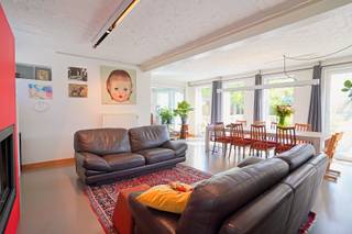 Bent u op zoek naar een uitzonderlijk ruime woning met tal van mogelijkheden? Dan is deze bijzondere eigendom in Opdorp beslist een bezoek waard.<br />Deze prachtige woning is gelegen op een perceel van 592 m² en beschikt over een indrukwekkende bewoonbare oppervlakte van maar liefst 361 m². De oorspronkelijke woning met schuur werd in 2000 grondig verbouwd, waarbij bijzonder veel aandacht werd besteed aan isolatie, wooncomfort en ruimte.<br />Het woongedeelte is volledig gericht op de aangename, afgesloten tuin, waardoor u in alle privacy kunt genieten van rust en buitenleven. Dankzij de doordachte indeling vormt deze woning een ideale combinatie van comfortabel wonen en werken.<br />Een grote troef is de afzonderlijke praktijkruimte met eigen ingang. Deze ruimte biedt tal van mogelijkheden en is perfect geschikt voor een zelfstandige activiteit, kantoor of vrij beroep. Bovendien kan dit gedeelte eventueel ook ingericht worden als kangoeroewoning, waardoor de woning uitermate geschikt is voor grote gezinnen of co-housing met familie.<br />Verder beschikt de woning over maar liefst 6 slaapkamers, 2 badkamers en een ruime hobbykamer, die momenteel gebruikt wordt als atelier.<br />Kortom, een unieke en veelzijdige woning voor wie op zoek is naar ruimte, comfort en flexibiliteit, met mogelijkheden voor wonen, werken en/of een kangoeroewoning, op een ideale locatie in het charmante Opdorp.<br />Referentie: 5725