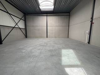 Unité PME récemment construite d'environ 144 m² à louer dans le projet Zeus situé le long de la Gauwelstraat à Zwevegem. Commodités : - Espace de stationnement- Lucarne- Sol en béton ciré- Portail sectionnel (env. 4,5 m x 4 m)- Porte d'entrée séparéeLieu :Situé le long de la Gauwelstraat et à seulement 10 km de l'E17 (sortie Kortrijk-Oost)Vous recherchez un bien immobilier commercial composé d'un entrepôt à louer dans la région de Zwevegem ? N'hésitez pas à nous contacter au 056 21 11 11.