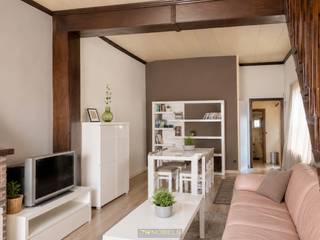 Ruime burgerwoning <strong>MET 4 SLAAPKAMERS</strong> in het <strong>HART VAN RONSE</strong>. Deze te moderniseren woning biedt dankzij haar <strong>ROYALE BEWOONBARE OPPERVLAKTE VAN 215M²</strong> bijzonder veel mogelijkheden voor wie op zoek is naar een <strong>RUIME GEZINSWONING OF PAND MET PRAKTIJKRUIMTE</strong>. Op het gelijkvloers bevinden zich een grote leefruimte, afzonderlijke keuken, badkamer met wc en <strong>MEERDERE BERGRUIMTES</strong>. De eerste verdieping omvat <strong>4 SLAAPKAMERS</strong> en een <strong>TWEEDE BADKAMER</strong> met ligbad, twee lavabo’s en toilet. Op de tweede verdieping zijn nog <strong>2 SLAAPKAMERS</strong> aanwezig, terwijl ook de zolder en kelder extra opbergruimte bieden. Op de <strong>VERDIEPING</strong> werd reeds <strong>DUBBELE BEGLAZING</strong> geplaatst en de woning wordt verwarmd op <strong>AARDGAS</strong>. Dankzij de ligging in het centrum van Ronse, geniet u van winkels, scholen, openbaar vervoer en horeca op wandelafstand.<br /><br /><u>Elk voorstel wordt voorgelegd aan de eigenaars.</u><br /><br />Adres: Veemarkt 36 te Ronse<br /><br />Renovatieplicht van toepassing; P-score: D, G-score: D; Bestuursmaatregelen in maatregelenregister: neen.