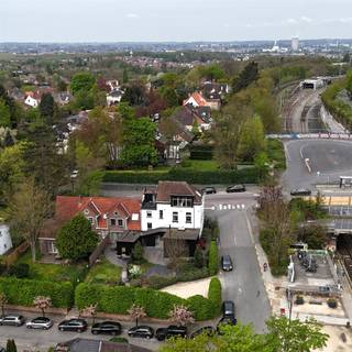 HEEL RUIME EN LICHTRIJKE BURGERWONING AAN STATION VAN LINKEBEEK. Totaal en grondig gerenoveerd pand  : ideaal als familiewoning en/of als praktijk,...