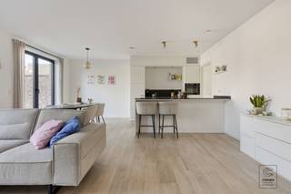 <p>Ontdek dit hoogwaardig afgewerkt nieuwbouwappartement in residentie Klaverhof, rustig gelegen nabij het centrum van Vosselaar en met vlotte verbindingen naar omliggende gemeenten.</p><p>Het appartement heeft een bewoonbare oppervlakte van 100,87 m² en beschikt over een ruim terras van 22,28 m² en een privatieve tuin van ca. 48 m².</p><p>Bij het betreden van het appartement komt u in een ruime inkomhal met apart toilet. Van hieruit bereikt u de lichtrijke leefruimte, waar grote raampartijen zorgen voor een aangenaam zicht op de tuin en het terras. De open keuken sluit naadloos aan op de leefruimte en is volledig uitgerust met kwalitatieve toestellen, waaronder een inductiekookplaat, dampkap, vaatwasser, ingebouwde koelkast, combi-oven en lavabo. Verder beschikt de keuken over een aparte berging met aansluiting voor was- en droogmachine. Het appartement beschikt over twee slaapkamers en een stijlvolle badkamer voorzien van inloopdouche, ligbad en wasmeubel.</p><p>Mogelijkheid tot aankoop aan 6% btw-regeling (onder voorwaarden).</p><p>Extra:<br />- Energiezuinige nieuwbouw (E-peil < 40)<br />- Ventilatiesysteem D<br />- Vloerverwarming<br />- Aankoop van autostaanplaats en kelderberging verplicht!<br />- Prijs exclusief notariskosten en BTW! <br />- Perceelscore A, gebouwscore A, woongebied, bijzondere informatie in aanvraag. <br />-  Niet opgenomen in maatregelenregister</p><p>Dit appartement is momenteel verhuurd, wat het bijzonder interessant maakt voor investeerders.</p><p>Voor meer info ga naar www.coenenvastgoed.be of bel 03/375.82.92</p>