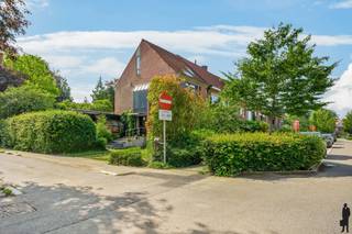 <span>Ingestelde prijs is een richtprijs! Biedingen moeten uiterlijk woensdag 8/7/2026 om 16u aan ons kantoor worden bezorgd.</span><br /><strong><br />Karaktervolle halfopen bebouwing met prachtige tuin op absolute toplocatie</strong><br />Deze charmante halfopen bebouwing met een bewoonbare oppervlakte van ca. 240 <span>m² </span>combineert een rustige ligging met een uitzonderlijk perceel, een prachtige privatieve tuin en een zee aan mogelijkheden. Met een garage, ruime oprit, meerdere slaapkamers, een kelder en een solide basisconstructie vormt dit de ideale gezinswoning voor wie ruimte en potentieel weet te waarderen.<br /><br /><strong>Algemeen:<br /></strong>- Prachtige tuin met volledige privacy<br />- Halfopen bebouwing op aantrekkelijke locatie<br />- Lichtrijke leefruimtes met veel potentieel<br />- Mogelijkheid tot 4 slaapkamers<br />- Badkamer én aparte douchekamer<br />- Inpandige garage<br />- Ruime kelder<br />- Tal van renovatie- en moderniseringsmogelijkheden<br />- Rustige, groene woonomgeving<br />- Grote oprit met voldoende parkeergelegenheid<br /><br /><strong>Onmiddellijke omgeving:<br /></strong>- Zeer vlotte verbinding naar Antwerpen en Brussel via de E19 en het openbaar vervoer<br />- Nabij het centrum van Hove, de kerk en de Bib, en wandelafstand van Boechout<br />- Scholen, winkels en openbaar vervoer in de directe omgeving<br />- Verschillende natuur- en recreatiegebieden op wandel- en fietsafstand<br /><br /><strong>Technische kenmerken:</strong><br />- Bouwjaar: 1976<br />- Degelijke basisconstructie<br />- Centrale verwarming op aardgas<br />- Elektrische installatie conform<br />- Zonnepanelen aanwezig (9x)<br />- EPC-label C – 284 kWh/m² jaar<br />- Regenwaterput van 2.000L <br /><br /><span><span><strong>Indeling<br /></strong></span></span>Bij het betreden van de woning komt u terecht in de inkomhal met gastentoilet. Van hieruit bereikt u de aangename leefruimte, bestaande uit een gezellige salon, een aparte tv-kamer en een eetkamer. Aansluitend bevinden zich de keuken met ontbijthoek en een praktische wasruimte.<br /><br />Verder beschikt de woning over een inpandige garage en een ruime kelder, ideaal als opslag-, hobby- of werkruimte. Op de tussenverdieping bevindt zich een multifunctionele ruimte die perfect kan worden ingericht als bureau, hobbykamer of extra slaapkamer.<br /><br />Op de eerste verdieping bevindt zich een royale slaapkamer met aansluitende nachthal. De tweede verdieping omvat een ruime badkamer, een aparte douchekamer en een afzonderlijk toilet. De bovenste verdieping beschikt over een extra slaapkamer, een berging en een multifunctionele ruimte die eveneens kan worden ingericht als bureau, hobbykamer of bijkomende slaapkamer.<br /><br />Dankzij haar doordachte indeling, royale woonvolume, prachtige tuin en uitstekende ligging biedt deze woning een unieke opportuniteit voor gezinnen die op zoek zijn naar een karaktervolle woning met toekomstmogelijkheden in het gegeerde Hove.<br /><br /><span>Interesse?<br /></span>Voor meer informatie kan u terecht op <strong>www.deboerenpartners.be</strong>