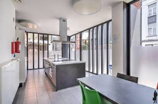 <strong>Bemeubelde studentenstudio nabij diverse campussen</strong><br /><br />Bent u op zoek naar een rendabele investering in studentenvastgoed? In het moderne studentencomplex VIA DAM bieden wij volledig bemeubelde studentenstudio's aan op een uitstekende locatie, op wandelafstand van Campus Ellermanstraat en Campus Spoor Noord. De studio is volledig ingericht en voorzien van een eigen badkamer, bureau, koelkast en een 1-persoonsbed (matras zelf te voorzien). De kwalitatieve afwerking, de moderne infrastructuur en de centrale ligging maken deze studio bijzonder aantrekkelijk voor zowel studenten als investeerders.<br /><br />Het complex ligt op een toplocatie nabij Park Spoor Noord, met openbaar vervoer op ongeveer 550 meter en een A-velo-station op slechts 120 meter afstand. Dankzij deze uitstekende bereikbaarheid geniet de studio van een sterk verhuurpotentieel. Bewoners beschikken over twee volledig uitgeruste gemeenschappelijke keukens met ontspanningsruimte, een ruim zonneterras met uitzicht op de Boerentoren, een ondergrondse fietsenstalling en een ondergrondse parking. Daarnaast zijn alle deuren voorzien van digitale BOLD-sloten, werd de centrale verwarming vernieuwd in 2025–2026 en zorgen camerabewaking in de gemeenschappelijke delen en op de parking voor een veilige woonomgeving.<br /><br />De maandelijkse provisie bedraagt €80 en omvat wifi (studenteninternet), water- en elektriciteitsverbruik, afvalophaling en het onderhoud van de gemeenschappelijke delen.<br /><br /><strong>Bijzonderheden:</strong><br />- Bemeubelde studentenstudio<br />- Potentiële huurprijs: €650/maand<br />- Digitale BOLD-sloten op alle deuren<br />- Vernieuwde centrale verwarming (2025–2026)<br />- Camerabewaking in de gemeenschappelijke delen en parking<br />- Twee gemeenschappelijke keukens en ruim terras<br />- Ondergrondse fietsenstalling en parking