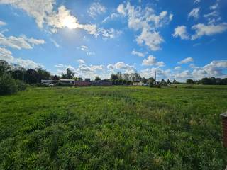 Ruim perceel bouwgrond geschikt voor het optrekken van een kleinschalige woning. Het perceel van 24a 83ca is rustig gelegen in een groene omgeving. Permanent wonen is toegelaten. Oppervlakte: 24a 83ca. Oriëntatie: zuidoosten. Gvg, Gdr, Gmo, Vkr, Gvv. P-score: D.<br /><br />STEDENBOUWKUNDIG:<br />Stedenbouwkundige vergunning: nee<br />Stedenbouwkundige bestemming: recreatiegebied - RUP "Brugstraat"<br />Geen rechterlijke herstelmaatregel of bestuurlijke maatregel opgelegd.<br />Voorkooprecht: ja (OCMW Haacht - gemeente Haacht - Woontrots - provincie Vlaams-Brabant)<br />Verkavelingsvergunning: nee <br />P-score: D<br />De voorschriften van het RUP "Brugstraat" dienen gevolgd te worden.