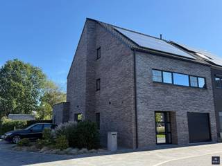 <p><span>PRACHTIGE HOB OP EEN MOOI PERCEEL VAN 399 M²</span></p><p><span> </span></p><p><span>Deze ruime en recente woning (oplevering 2016) biedt een combinatie van comfort, ruimte en kwaliteit. </span></p><p><span>Ze is gelegen in een rustige, kindvriendelijke woonwijk met zeer vlotte verbinding naar het havengebied, de kust, … Tevens zijn winkels in de nabijheid.</span></p><p><span> </span></p><p><span>Op het gelijkvloers bevindt zich een </span><span>zeer royale leefruimte met open keuken</span><span> en een aansluitende ruime berging/wasplaats + grote garage. Extra troef zijn de extra parkeerplaatsen naast de woning. </span></p><p><span>De 1e verdieping beschikt over </span><span>3 volwaardige kamers, een dressing en een stijlvolle badkamer</span><span>. </span></p><p><span>De 2e verdieping biedt bovendien de mogelijkheid om nog </span><span>minstens 2 extra kamers, een hobbyruimte of bureel</span><span> te creëren.</span></p><p><span> </span></p><p><span>Ook technisch is deze woning uitstekend uitgerust met </span><span>zonnepanelen en airconditioning/warmtepomp</span><span>. </span></p><p><span>Bovendien zijn alle verdiepingen uitgerust met vloerverwarming!</span></p><p><span>De elektriciteit is helemaal conform en met een </span><span>EPC-label A</span><span> scoort de woning bovendien bijzonder goed op gebied van energiezuinigheid. </span></p><p><span> </span></p><p><span>Buiten geniet u van een </span><span>mooie omheinde tuin met twee terrassen</span><span>, waarvan één aansluit bij het grote, gemetste tuinhuis.</span></p><p><span> </span></p><p><span>Een zeer mooi en compleet aanbod voor wie op zoek is naar ruimte, luxe en comfort!</span></p><p><span> </span></p><p><span>Wenst u graag meer info of bent u geïnteresseerd in een plaatsbezoek? </span></p><p><span>Gelieve ons dan te contacteren op het nummer 03 775 41 88 of mail naar </span><span><span>Kurt@vastgoed-smet.be</span></span><span> </span></p><p><span><span>www.vastgoed-smet.be</span></span></p><p><span> </span></p><p><span>De verstrekte gegevens/informatie (zowel online als gedrukt) worden vrijblijvend verstrekt, enkel ter inlichting, zonder contractuele verbintenis of garantie van onzentwege en kunnen op ieder ogenblik gewijzigd worden</span></p><p><span> </span></p>