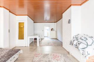 Deze te renoveren woning is <strong>centraal gelegen</strong> met winkels, scholen en openbaar vervoer allemaal in de directe omgeving. Daarnaast staat u op enkele minuten fietsen aan het station Gent Dampoort en het stadscentrum. <br /><br />De woning bestaat uit: een inkomhal, een leefruimte met zithoek en eetplaats, een keuken, een badkamer en toegang tot de <strong>praktische buitenkoer</strong>. Op het eerste verdiep vindt u twee slaapkamers. Verder heeft u <strong>een derde ruime slaapkamer </strong>op de zolderverdieping. Via de leefruimte hebt u toegang tot de kelder.<br /><br />De woning biedt tal van mogelijkheden en met de nodige renovatiewerken maakt u van deze woning met drie slaapkamers uw thuis!<br /><br />Wenst u deze woning zelf te ontdekken? Contacteer Olivier voor meer informatie via <strong>0491 50 71 25</strong> of <strong>olivier@convas.be</strong>