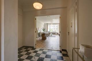 <p><span>Ontdek dit stijlvol appartement op een gegeerde locatie tussen het Eilandje en de Meir, midden in het bruisende hart van Antwerpen. Een plek waar de stad nooit stilstaat, maar waar u thuis komt in rust, met winkels, restaurants en gezellige cafés op wandelafstand, en een vlotte verbinding naar alle belangrijke invalswegen.</span></p><p><span> </span></p><p><span>Gelegen op de derde verdieping van een verzorgd gebouw, werd dit appartement recent met oog voor detail en hoogwaardige materialen vernieuwd. Het resultaat is een verfijnde woonst waar licht, ruimte en comfort subtiel in elkaar overvloeien.</span></p><p><span> </span></p><p><span>U komt het appartement binnen via een aparte inkomhal, voorzien van ingebouwde vestiairekasten en een apart gastentoilet, een discrete en praktische ontvangst die meteen de toon zet.</span></p><p><span> </span></p><p><span>Aan de voorzijde ontvouwt zich de lichtrijke leefruimte, waar het daglicht vrij spel krijgt en de stad op de achtergrond zacht aanwezig blijft. De leefruimte vloeit naadloos over in de hedendaagse keuken, uitgerust met kwalitatieve inbouwtoestellen en afgewerkt met een fijn gevoel voor detail. </span></p><p><span> </span></p><p><span>Via de nachthal bereikt u vervolgens de stijlvolle badkamer. Deze ruimte ademt rust en verfijning, met een groot ligbad en een dubbele designwastafel.</span></p><p><span> </span></p><p><span>Achteraan onthult zich de absolute troef van dit appartement: een uitzonderlijk ruime slaapkamer met ruimte voor dressingkasten. Een serene ruimte die aanvoelt als een privé-retreat, met rechtstreeks toegang tot het oost-georiënteerde terras waar de ochtendzon zacht binnenvalt. Dankzij de royale oppervlakte biedt deze kamer bovendien de flexibiliteit om eenvoudig een tweede slaapkamer of bureau te creëren, volledig afgestemd op uw levensstijl.</span></p><p><span> </span></p><p><span>Dit appartement verenigt verfijnde elementen, doordachte indeling en een uitzonderlijke ligging tot een harmonieus geheel, volledig instapklaar en klaar om opnieuw bewoond te worden.</span></p><p><span> </span></p><p><span>Bijzonderheden</span></p><ul><li><span>Hoogwaardige afwerking en verfijnde uitstraling</span></li><li><span>Centrale ligging tussen het Eilandje en de Meir</span></li><li><span>Oost-georiënteerd terras</span></li><li><span>Privatieve kelderberging inbegrepen</span></li><li><span>Gemeenschappelijke fietsenstalling aanwezig</span></li><li><span>Lift aanwezig</span></li></ul><p><span> </span></p><p><span>Bent u op zoek naar een instapklaar appartement met karakter, ruimte en een uitstekende ligging in het centrum van Antwerpen? Contacteer ons via <span>hello@urbainvastgoed.be</span></span><span> of bel 03 501 97 16 voor meer informatie of een bezoek. </span></p><p><span> </span></p>