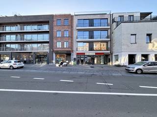 Nieuwbouw appartementen op de 2e en 3e verdieping.Indeling: woonkamer op parket, open keuken met alle toestellen, hal met kasten en aaansluiting...