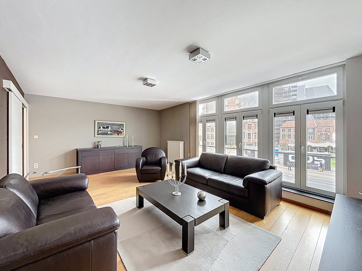 Instapklaar ruim appartement te koop aan de Markt in Eeklo - foto 2