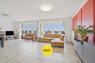 Op een uitstekende ligging langs de Koninklijke Baan, op wandelafstand van zee en het centrum van Koksijde-Bad, bevindt zich dit ruime appartement op de 4de verdieping van de kleinschalige residentie Picardie (één appartement per verdiep). <br /><br />Dit appartement wordt gekenmerkt door de vele lichtinval en het enorme ruimtegevoel (bewoonbare oppervlakte van 115 m²). Is zeker ideaal als woonappartement maar kan ook als 2de verblijf gebruikt worden voor gezinnen of mensen die meer ruimte wensen dan in een standaard appartement. Tevens geschikt om aan te kopen als investering (ligt in toeristische zone). <br /><br />De lichtrijke leefruimte (44 m²) vormt het hart van het appartement, met aansluitend de half openkeuken. Verder zijn er 3 volwaardige slaapkamers en een extra kamer die perfect dienst kan doen als bureau / dressing of kinderkamer. Twee slaapkamers geven toegang tot de terrassen achteraan, elk met een praktische berging. De badkamer is uitgerust met een ligbad met douche, en er is een apart gastentoilet aanwezig.<br /><br />Troeven:<br />- Centrale ligging nabij zee en centrum<br />- 3 à 4 slaapkamers<br />- Twee terrassen met berging<br />- EPC label B<br />- Lage syndicuskosten (€ 800/jaar)<br /><br />Een ideale opportuniteit voor wie op zoek is naar een ruim appartement vlakbij zee. <br /><br />Ref. NI27409