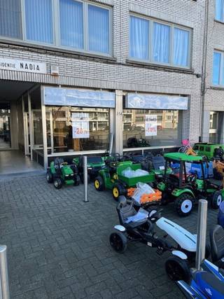 Goed gelegen magazijn te huur ( 115m²)<br /><br />In het magazijn is er een aparte ruimte met een aparte wc en kleine aparte ruimte.<br /><br />Voor meer info of een bezoek ter plaatse kan u vrijblijvend contact opnemen met Philip op het nr.: 0476/999.029 of philip@reds.be