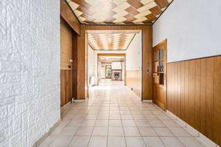 <p>Op te frissen woning in Vilvoorde met 4 slaapkamers en tuin.</p><p> </p><p>Deze woning in de Nijverheidsstraat combineert ruimte, praktische indeling en een vlotte bereikbaarheid nabij openbaar vervoer, het station en belangrijke invalswegen. Met vier slaapkamers biedt dit huis tal van mogelijkheden voor gezinnen of wie extra ruimte zoekt voor een bureau of hobbykamer. Het dak werd vernieuwd in 2017 en de elektrische installatie is conform, wat zorgt voor extra gemoedsrust. De lichtrijke woonkamer en de gezellige tuin van 45 m² maken van deze woning een aangename plek om thuis te komen. Gelegen nabij een park en dagelijkse voorzieningen geniet u hier van een centrale ligging in Vilvoorde.</p><p> </p><p>Er rust een renovatieplicht op de woning. (EPC F)</p><p> </p><p>Belangrijkste ruimtes:</p><p>• Inkomhal van 8,4 m² met toegang tot de leefruimtes</p><p>• Ruime woonkamer van 38,3 m² met veel lichtinval</p><p>• Keuken van 5,2 m² met praktische indeling</p><p>• Badkamer van 5,2 m²</p><p>• Vier slaapkamers van 19 m², 14,6 m², 11 m² en 8 m²</p><p>• Tuin van 45 m²</p><p>• Kelder van 20 m² met extra bergruimte</p><p> </p><p>Troeven:</p><p>• Nieuw dak geplaatst in 2017</p><p>• Elektrische installatie conform</p><p>• Centrale ligging nabij station, openbaar vervoer en invalswegen</p><p> </p><p>Neem vandaag nog contact op met je ERA-makelaar voor een bezoek.</p><p> </p><p>JOUW DROOMHUIS. ZO GEVONDEN!</p>