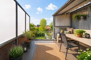 Achter deze gevel schuilt een woning die <strong>veel groter is dan je zou vermoeden</strong>. Met <strong>tot 5 slaapkamers, 3 badkamers, een grote garage, een gezellige tuin en een zonnig dakterras</strong> biedt ze alle ruimte voor een groot gezin, een zelfstandige activiteit of wie gewoon graag royaal woont.<br /><br />Ja, het interieur vraagt een opfrissing. Maar net daarin schuilt haar grootste troef: <strong>je maakt er stap voor stap een thuis van die volledig jouw stijl uitstraalt</strong>. En het beste nieuws? <strong>De grote kosten zijn al achter de rug.</strong> Het dak, de ramen, de deuren en de verwarming zijn al in goede staat.<br /><br />De foto's tonen de woning <strong>netjes opgeruimd en verzorgd</strong>, zodat je haar mogelijkheden optimaal kunt inschatten. <strong>Er werden geen structurele aanpassingen uitgevoerd</strong>: wat je ziet, is ook wat je tijdens een bezoek zult ervaren.<br /><br /><strong>Zoek jij vooral ruimte, een toplocatie én een woning waarin je jouw eigen verhaal kunt schrijven?<br /><br />Kom dan kijken. De kans is groot dat deze woning je positief zal verrassen.<br /><br />📞 Bel Alexander vandaag nog op 0476 62 30 37 en plan je bezoek.</strong><br /><br />CV: aardgas<br />EPC: 461 kWh/m² (E-label) – Oppervlakte perceel: 172 m<sup>2</sup> – Bruto vloeroppervlakte: 201 m<sup>2</sup> (excl. garage, terras en tuin)<br /><br />Stedenbouwkundige inlichtingen: bouwvergunning, geen verkavelingsvergunning, woongebied, geen voorkooprecht, geen rechterlijke herstelmaatregel of bestuurlijke maatregel opgelegd.<br />Geen overstromingsgevoelig gebied: P-score: A, G-score: A.<br />Dit pand is onderhevig aan de renovatieverplichting.
