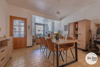 <p><strong>AALST - Instapklare starterswoning met 3 slaapkamers en gezellige stadstuin</strong><br /><br />AALST – Deze instapklare – starterswoning- bevindt zich in een rustig en toegankelijk gedeelte van Aalst. Uitstekend aanbod qua openbaar vervoer, onderwijs en toegangswegen richting E40. U beschikt over 155m² bewoonbare oppervlakte en een gezellige stadstuin van 100m².<br /><br />Naar indeling toe hebben we op het gelijkvloers, aparte inkomhal, lichtrijke living, keuken, badkamer en veranda met zicht op de tuin. Op de eerste verdieping treffen we 2 grote slaapkamers. Een vaste trap brengt u naar de grote – geïsoleerde - zolderverdieping waar nog een extra derde slaapkamer kan ingericht worden. De elektriciteit is conform, er is geen asbest in de woning en het energielabel is D (geen renovatieplicht).<br />Dit huis is uitermate geschikt voor jonge starters die liever een huis boven een appartement verkiezen en die wensen te kopen i.p.v. te huren. Ook voor oudere mensen die kleiner wensen te wonen is dit een zeer goede aanbieding.<br /><br />De straat is recentelijk éénrichting geworden, waardoor het er zeer verkeersluw is geworden - zeker een extra troef ook qua parking.<br />Neem gerust contact met ons op voor meer informatie of plan vandaag nog uw bezoek via 053/60.65.60. Wij leiden u graag rond.</p>