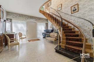 Op een absolute toplocatie, midden in het historische stadscentrum van Ieper en gelegen in de charmante Veemarkt, bevindt zich deze indrukwekkende stadswoning met uitzonderlijke volumes en een verrassend ruime tuin.<br /><br />Via de royale inkomhal betreedt u deze karaktervolle woning, waar ruimte en licht onmiddellijk de toon zetten. De gigantische leefruimte vormt zonder twijfel het hart van de woning en geniet van een prachtig zicht op de tuin. Het warme visgraatparket en de gezellige open haard zorgen hier voor een unieke sfeer en tijdloze elegantie.<br /><br />Aansluitend bevindt zich de ruime leefkeuken, afgewerkt met kwalitatieve materialen en voorzien van alle comfort voor wie graag kookt en geniet van gezellige familiemomenten.<br /><br />Buiten wacht een absolute troef: een uitzonderlijk grote stadstuin waar rust, privacy en ruimte perfect samenkomen. Een zeldzaamheid op deze centrale ligging, op wandelafstand van winkels, horeca, scholen en alle voorzieningen die het bruisende centrum van Ieper te bieden heeft.<br /><br />Op het gelijkvloers beschikt de woning bovendien over een ruime garage. Het pand wordt verwarmd via centrale verwarming op aardgas, waarbij de verwarmingsketel recent werd vernieuwd.<br /><br />De eerste verdieping telt drie bijzonder ruime slaapkamers en een comfortabele badkamer. Op de tweede verdieping bevindt zich nog een extra slaapkamer én een indrukwekkende zolderruimte met tal van mogelijkheden. Deze verdieping leent zich perfect voor het creëren van bijkomende slaapkamers, een master suite, hobbyruimte, kantoor of polyvalente ontspanningsruimte.<br /><br />Bent u op zoek naar een woning met karakter, uitzonderlijke volumes, een prachtige tuin en een toplocatie in het centrum van Ieper? Dan is dit unieke pand absoluut een bezoek waard.<br /><br />Voor meer informatie of een plaatsbezoek contacteer Home Hunters via hallo@homehunters.be<br />of op het nummer 057/377.477