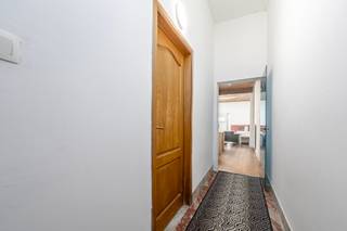 <p>Ben je op zoek naar een ruime woning met 4 slaapkamers, een grote tuin en een gunstig EPC in Aalst? Gevonden!</p>
<p>Deze woning met maar liefst 150 m² bewoonbare oppervlakte bevindt zich in een rustige, kindvriendelijke buurt met parkeermogelijkheden voor de deur én op wandelafstand van het bruisende stadscentrum van Aalst. Hier geniet je van een rustige woonomgeving met winkels, horeca en andere voorzieningen binnen handbereik.<br />Ook technisch werd de woning de voorbije jaren grondig aangepakt. Dankzij het gunstige EPC-label C, dat dicht aanleunt tegen label B, een conforme elektrische installatie en een condensatieketel van amper één jaar oud zit je hier goed. Verder werden de riolering, waterleidingen en radiatoren vernieuwd, de elektriciteit aangepakt en de vloer uitgegraven en voorzien van een nieuwe chape. De woning werd bovendien steeds verhuurd aan € 1.000 per maand, wat ze ook interessant maakt voor investeerders.</p>
<p>Via de inkomhal bereik je de voorkamer die perfect kan dienen als bureau, logeerkamer, wasplaats, berging en voorzien is van rolluiken. Verder bevinden zich op het gelijkvloers de leefruimte, keuken en badkamer. Via een klein paadje bereik je de oostgerichte tuin van maar liefst 220 m². Op de eerste verdieping bevinden zich twee slaapkamers, waarvan één met een trap naar de tweede verdieping. Hier vind je nog eens twee slaapkamers, wat het totaal op vier brengt.</p>
<p>Ben je op zoek naar een ruime gezinswoning met een mooie tuin of een interessante vastgoedinvestering op een centrale locatie? Contacteer ons dan snel voor een bezoek!</p>
