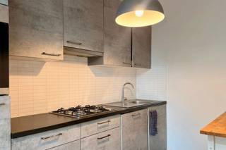 <p><strong>Op zoek naar een comfortabel, netjes appartement met veel licht en twee slaapkamers? Dit niet-bemeubeld appartement op de eerste verdieping van een kleinschalig gebouw combineert een ruime indeling met een levendige buurt waar alles binnen handbereik ligt</strong></p><p></p><p><strong>Indeling</strong></p><p>Bij het binnenkomen kom je terecht in de inkomhal met een apart gastentoilet. De ruime leefruimte geniet van een enorme lichtinval dankzij de ramen en beschikt over veel plaats voor je grote zetel, tafel, en andere spulletjes.</p><p>De geïnstalleerde keuken sluit aan op de leefruimte en is voorzien van alle toestellen.</p><p>Verder beschikt het appartement over twee slaapkamers: een ruime hoofdslaapkamer en een tweede kamer die perfect dienst kan doen als kinderkamer, bureau, hobbyruimte of logeerkamer. De badkamer is groot genoeg voor een 'rustige' ochtendrush, met een douchebad en een aansluiting voor een wasmachine.</p><p></p><p><strong>Ligging</strong></p><p>Het appartement is gelegen in een bruisende buurt met tal veel winkels, horecazaken en andere voorzieningen op wandelafstand. Ook het openbaar vervoer bevindt zich vlakbij, zoals de tram.</p><p></p><p><strong>Praktisch</strong></p><p>De huurprijs bedraagt 950 €/maand. Er zijn géén gemeenschappelijke kosten en alle nutsvoorzieningen zijn individueel af te sluiten. Deze topper is vanaf 1 september beschikbaar. Je fiets kan je kwijt in de gemeenschappelijke gang.</p><p></p><p>Ben je op zoek naar een lichtrijk appartement met twee slaapkamers op een centrale locatie in Antwerpen? Meld je aan om een bezoek in te plannen!</p>