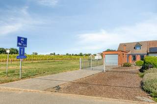 Op zoek naar een gezellige woning met een aangename buitenruimte en een uitstekende ligging in Grimbergen? Deze woning, gelegen aan de Priesterlindestraat 125, biedt een mooie basis voor starters, koppels of wie op zoek is naar een compacte woning met veel potentieel.<br /><br />De woning beschikt momenteel over één ruime slaapkamer, maar biedt de mogelijkheid om een tweede slaapkamer te creëren, waardoor de woning nog meer wooncomfort en flexibiliteit kan bieden.<br /><br />Bij het betreden van de woning komt u terecht in de hall die uitgeeft op de leefruimte en keuken. Verder beschikt de woning over een badkamer en een grote slaapkamer. De aanwezige indeling biedt bovendien mogelijkheden om de woning verder naar eigen smaak en behoeften in te richten.<br /><br />Een absolute troef is de ruime voortuin, waar u in alle rust kunt genieten van de buitenlucht. Daarnaast beschikt de woning over een garage en ruime oprit, wat zorgt voor extra comfort en een praktische parkeeroplossing.<br /><br />De woning beschikt over een EPC-label D, waardoor er geen renovatieverplichting van toepassing is. Bovendien is er geen asbest aanwezig in de woning.<br /><br />De eigendom wordt aangeboden via de Pre-sale formule. Op 02/09/2026 tussen 14:30 en 16:30 kan en op 03/09/2026 tussen 16:30 en 18:30u het huis op afspraak komen bezichtigen en een bod uitbrengen. De vermelde prijs is een instelprijs. Voor meer info, gelieve contact op te nemen met de dossierverantwoordelijke.<br /><br /><br /><br />Bestuursmaatregelen in het maatregelenregister: nee