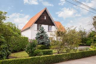 Op een zeer gunstige locatie in Onze-Lieve-Vrouw-Waver, aan de Bergstraat 16, bevindt zich deze ruime en karaktervolle woning op een perceel van maar liefst 9,6 are. De woning geniet van een uitstekende bereikbaarheid, met winkels, scholen en het centrum van Onze-Lieve-Vrouw-Waver op korte afstand. Ook de aansluiting met de R6 en omliggende gemeenten is vlot bereikbaar, waardoor deze ligging bijzonder interessant is voor wie rustig wil wonen zonder in te boeten aan bereikbaarheid.<br /><br />Bij het betreden van de woning valt meteen het authentieke karakter op. De inkomhal met houten trap vormt een mooie introductie tot de verschillende leefruimtes. Op het gelijkvloers beschikt de woning over een aparte bureauruimte, ideaal voor thuiswerk, een vrij beroep of als extra polyvalente kamer.<br /><br />De leefruimte bestaat uit een ruime en lichtrijke woonkamer die aansluit op de eetkamer. Dankzij de vele en grote raampartijen geniet de woning van bijzonder veel natuurlijke lichtinval en een aangenaam zicht op het groen rondom de woning. De verschillende leefruimtes beschikken over mooie authentieke elementen en bieden heel wat mogelijkheden om de woning verder naar eigen smaak in te richten.<br /><br />Aansluitend bevindt zich de keuken, die praktisch is ingericht en rechtstreeks aansluit op de overige leefruimtes. Zowel keuken als badkamer kunnen naar hedendaagse normen verder worden gemoderniseerd, waardoor toekomstige eigenaars de mogelijkheid krijgen om deze woning volledig naar hun eigen stijl af te werken.<br /><br />Op de verdieping bevinden zich maar liefst vijf slaapkamers, waardoor de woning bijzonder geschikt is voor een groter gezin of voor wie nood heeft aan meerdere slaap-, hobby- of werkruimtes. Daarnaast is er een badkamer met douche, wastafel en toilet.<br /><br />Ook buiten heeft deze woning heel wat te bieden. Het perceel van 9,6 are is mooi groen aangelegd en biedt zowel voor- als achteraan veel privacy en ruimte. De tuin vormt een aangename omgeving om tot rust te komen en biedt voldoende mogelijkheden voor gezinnen, tuinliefhebbers of wie graag buiten vertoeft. Aan de voorzijde is er bovendien ruime parkeergelegenheid en beschikt de woning over een inpandige garage. Buiten is er ook een bijgebouw dat ideaal is voor wie extra stockage ruimte nodig heeft of  graag zijn tuingerief stockeert. <br /><br />Kortom, een ruime woning met karakter, vijf slaapkamers, aparte bureau, garage en een mooi perceel van 9,6 are, gelegen op een bijzonder interessante locatie vlak bij het centrum, winkels en belangrijke verbindingswegen. Een eigendom met een sterke basis en heel wat mogelijkheden voor wie op zoek is naar ruimte, karakter en een uitstekende ligging.<br /><br />Voor interactieve grondplannen met foto’s, ga naar www.wijns.be en klik op de knop “virtueel bezoek”.<br />Info &amp; afspraak:  ☎ 0473/33 33 10   ✉ geoffry@wijns.be