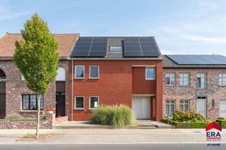 Ruime gezinswoning met tuin en ruime garage gelegen in rustige buurt. Indeling: inkomhal, gastentoilet, living met aparte bureau ruimte, open keuken,...