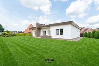 Op een rustige locatie, nabij het centrum van Eke, bevindt zich deze <strong>bungalow</strong> met veel potentieel op een <strong>mooi perceel van ca. 1.075 m²</strong>. De woning combineert een aangename ligging met een praktische indeling en biedt tal van mogelijkheden voor wie op zoek is naar comfortabel gelijkvloers wonen. <br /><br />Via de ruime inkomhal met afzonderlijk <strong>gastentoilet</strong> komt u terecht in de <strong>lichtrijke leefruimte</strong>, waar de <strong>open haard</strong> zorgt voor een warme en gezellige sfeer. Aansluitend bevindt zich de <strong>afzonderlijke keuken</strong> met naastgelegen <strong>koele berging</strong>, ideaal voor extra voorraad. <br /><br />Verder beschikt de woning over <strong>drie slaapkamers</strong>, <strong>twee badkamers</strong> en een <strong>inpandige garage</strong> die plaats biedt aan een wagen en bijkomende bergruimte. <br /><br />De <strong>ruime tuin</strong> rondom de woning biedt alle mogelijkheden om in alle rust te genieten van het buitenleven. <br /><br />Dankzij de <strong>rustige ligging</strong>, gecombineerd met de <strong>nabijheid van winkels, scholen, openbaar vervoer en een vlotte verbinding naar de E40, E17 en Gent</strong>, is dit de ideale woning voor wie op zoek is naar ruimte, rust en tal van mogelijkheden.<br /><br /><strong>Voor meer info of een bezoek, contacteer Sarah op 0476/37.42.67 of sarah@stellarimmo.be<br /></strong>