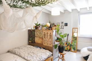 GENT - Biekorfstraat 77: Ben je op zoek naar een rustig gelegen hoekwoning nabij Dampoort te huur in Gent? Dan is dit pand mogelijk iets voor jou. De...
