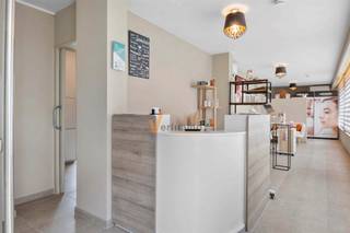 Instapklaar handelspand / kantoor / praktijkruimte  + 1-slaapkamerappartement op commerciële topligging in Schoten( mogelijk om het volledige...
