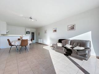 Verzorgd appartement met twee slaapkamers te huur op de eerste verdieping van de Residentie Panorama, Veurnestraat 13F. Het appartement is...