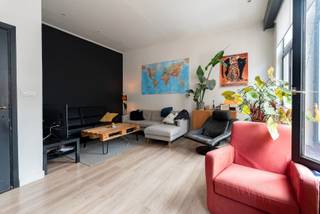 Prachtig gerenoveerd triplex appartement op het hippe Antwerpse Zuid. Indeling: gelijkvloers: private inkom met trap, 1e verdieping: hal met...