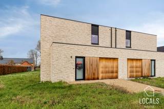 Wonen in het Kloppershof is kiezen voor een hedendaagse, energiezuinige woning die rust, ruimte en comfort naadloos combineert. Deze nieuwbouwwoning met een uitzonderlijk laag E‑peil van E10 biedt niet alleen een duurzame toekomst, maar ook een bijzonder aangename woonervaring. Dankzij de geïntegreerde zonnepanelen en het ventilatiesysteem C geniet je van een lage energiefactuur én een korting van 100 procent op de onroerende voorheffing gedurende vijf jaar.<br />Het gelijkvloers is ontworpen als een open, lichte leefruimte waar functionaliteit en gezelligheid elkaar versterken. De keuken sluit mooi aan op de eethoek, waardoor koken en tafelen een vanzelfsprekende flow krijgen. De zithoek kijkt uit op de tuin en vormt een warme plek om te ontspannen. De inkomhal, het gastentoilet en de inpandige garage zorgen voor extra comfort en praktische meerwaarde in het dagelijkse leven.<br />Op de verdieping bevinden zich drie ruime slaapkamers, ideaal voor gezinnen, thuiswerkers of wie graag een hobbykamer voorziet. De badkamer is logisch ingedeeld en biedt alle hedendaagse voorzieningen, terwijl een afzonderlijk toilet extra comfort garandeert. De nachthal verbindt alle ruimtes op een rustige en overzichtelijke manier.<br />Met zijn doordachte indeling, energiezuinige technieken en ligging in een groene, rustige buurt is deze woning in het Kloppershof een ideale keuze voor wie toekomstgericht wil wonen zonder in te boeten aan comfort of stijl. Hier vind je een thuis die klaar is voor morgen.