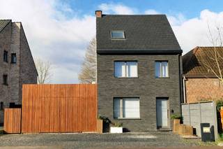 HUIS TE KOOP TE ERPE <br /><br />Deze instapklare gerenoveerde halfopen bebouwing met 3 slaapkamers, ruime oprit en terras is de ideale gezinswoning die comfort, ruimte en energiezuinig wonen perfect combineert.<br /><br />Gelijkvloers:<br />U wordt verwelkomd in een ruime inkomhal met hoge plafonds en toilet. De ruime en lichtrijke leefruimte, eveneens voorzien van maatwerkkasten sluit aan op de volledig uitgeruste keuken. Het terras werd in 2024 aangelegd en is onderhoudsvrij. In de tuin bevindt zich aansluitend aan het keukengedeelte nog een open berging die kan dienen als lounge-ruimte of berging. De tuin kan ook betreden worden via een zijingang langs de garage. In de tuin ligt een grondwaterput van meer dan 10m diep.<br /><br />De ruime garage/atelier, van 40m2 is uitgerust met een automatisch én naar buiten opendraaiende poort, heeft een plafondhoogte van maar liefst 3 meter en is daarbij ideaal voor wie graag aan auto's sleutelt of een vrij beroep uitoefent. <br /><br />Eerste verdieping:<br />De nachthal heeft toegang tot 2 volwaardige slaapkamers en een moderne vernieuwde badkamer uitgerust met een groot ligbad, lavabomeubel en toilet. <br /><br />Tweede verdieping:<br />Op de tweede verdieping bevindt zich een ruime zolder(slaap)kamer die schildersklaar afgewerkt werd. Er werden 3 grote Veluxen voorzien in het nieuw dak (2021) waaronder 1 luxueuze cabrio Velux, ideaal voor wie graag van het groene uitzicht geniet. De zolderkamer beschikt over een lucht-lucht warmtepomp.<br /><br />Bewoonbaar opp.: 185m2<br />Totaal oppervlak: 2a96ca (landmeter verslag aanwezig)<br />Kadastraal inkomen: 596€<br /><br />Troeven van deze woning:<br />Vrij van alle grote kosten gezien alles vernieuwd werd<br />Ruime woning<br />EPC label: C<br />verwarming: CV (gas) + warmtepomp<br />Vlotte bereikbaarheid<br />Ruime oprit - nooit parkeerstress!<br /><br />Voor vragen kan u mailen naar jorinadeputter@hotmail.be.<br />