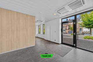 VEELZIJDIG GEBOUW OP COMMERCIËLE TOPLOCATIE <br /><br />Op zoek naar een opvallende bedrijfslocatie met maximale visibiliteit, uitstekende bereikbaarheid én ruime parkeermogelijkheden? Dan is dit voormalige KBC-kantoor aan de Deken Camerlyncklaan 36 in Kortrijk een bijzonder interessante opportuniteit.<br /><br />Dit karaktervolle en imposante gebouw bevindt zich op een strategische commerciële locatie in Kortrijk-Zuid, nabij een belangrijke verbindingsas. Dankzij de ruime gevelbreedte, de sterke herkenbaarheid en de uitstekende zichtbaarheid beschikt het pand over alle troeven om uw onderneming een professionele en prominente uitstraling te geven.<br /><br />Het gebouw biedt royale, polyvalente en flexibel in te richten ruimtes, waardoor het geschikt is voor tal van professionele doeleinden. Denk onder meer aan kantoren, vrije beroepen, medische of paramedische praktijken, dienstverlenende bedrijven, showrooms of een combinatie van verschillende activiteiten of co-workingspaces, studentenhuisvesting,...<br /><br />De bestaande indeling kan worden aangepast aan de specifieke noden van de nieuwe eigenaar. De voormalige bankfunctie zorgt bovendien voor een representatieve uitstraling en een professionele ontvangstomgeving die meteen vertrouwen uitstraalt naar klanten, medewerkers of zakenrelaties.<br /><br />Een belangrijke troef van dit pand is de ruime parkeercapaciteit, zowel aan de voorzijde als aan de achterzijde van het gebouw. Klanten, medewerkers en bezoekers kunnen hierdoor vlot en comfortabel parkeren.<br /><br />Een dergelijke parkeermogelijkheid is vandaag een belangrijke meerwaarde voor een commerciële of professionele vestiging en verhoogt de praktische aantrekkelijkheid van het pand aanzienlijk.<br /><br />Het gebouw beschikt over 45 zonnepanelen, wat een belangrijke meerwaarde vormt op het vlak van energievoorziening en duurzaamheid. Deze installatie biedt niet alleen een interessant potentieel voor het beperken van de energiekosten, maar draagt eveneens bij aan een toekomstgerichte en duurzamere invulling van het gebouw.<br /><br />De combinatie van commerciële visibiliteit, een strategische ligging, ruime en flexibele oppervlaktes, een representatieve uitstraling, een aanzienlijke parkeercapaciteit en 45 zonnepanelen maakt van dit pand een bijzonder interessante opportuniteit voor ondernemers, vrije beroepers en investeerders.<br /><br />Een gebouw met een sterke professionele geschiedenis, dat vandaag klaarstaat voor een nieuwe invulling en een nieuwe toekomst.<br /><br /><ul><li>45 zonnepanelen<br /><br /></li><li>veelzijdig<br /><br /></li><li>strategische ligging<br /><br />Contacteer ons snel voor een bezoek ter plaatse: Bel 051 47 48 47 of mail Tielt@immofrancois.be</li></ul>